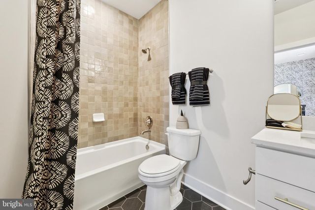 8264 COLLING MANOR CT, Alexandria, VA 22308