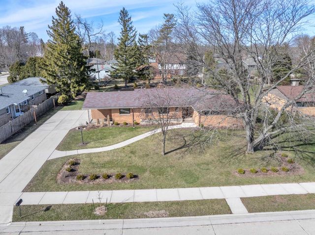 2420 Mayflower AVENUE, Sheboygan, WI 53083