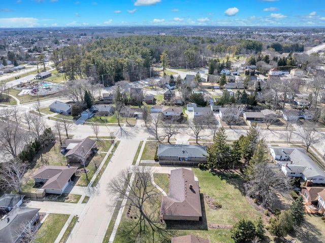 2420 Mayflower AVENUE, Sheboygan, WI 53083