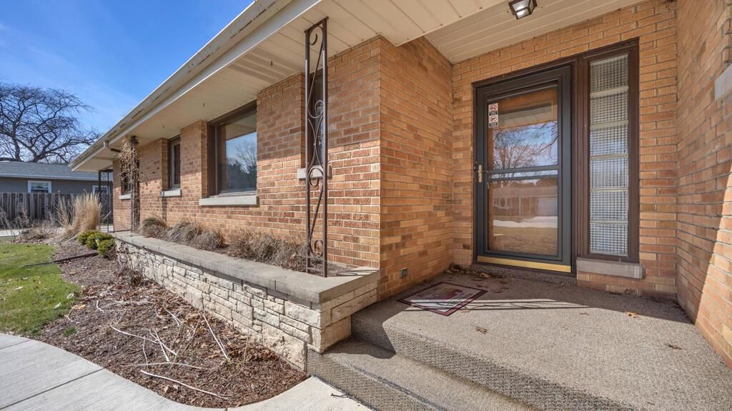 2420 Mayflower AVENUE, Sheboygan, WI 53083