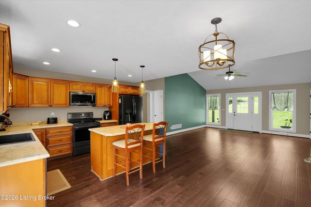 7840 Whipperwill Rd, Louisville, KY 40214