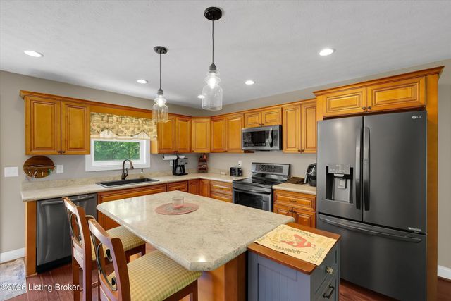 7840 Whipperwill Rd, Louisville, KY 40214