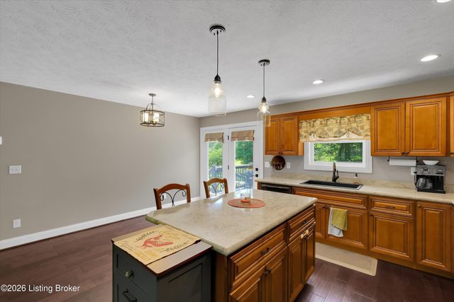 7840 Whipperwill Rd, Louisville, KY 40214