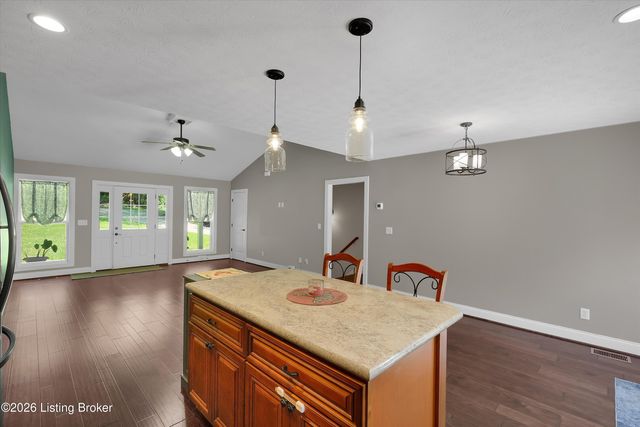 7840 Whipperwill Rd, Louisville, KY 40214