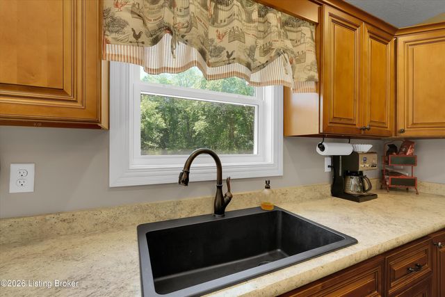 7840 Whipperwill Rd, Louisville, KY 40214