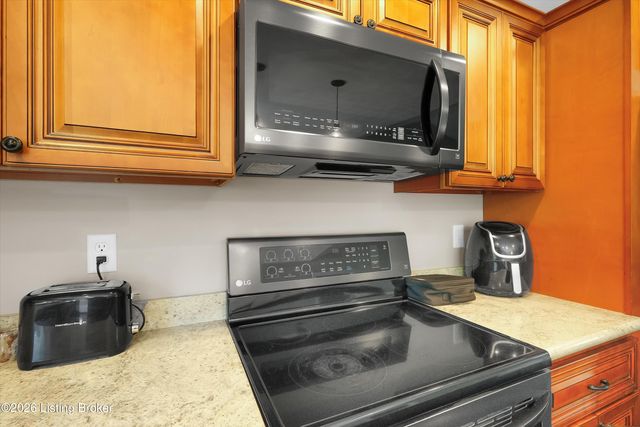 7840 Whipperwill Rd, Louisville, KY 40214