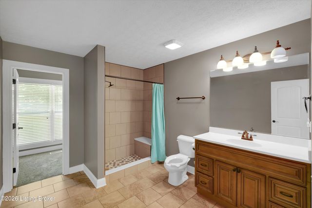 7840 Whipperwill Rd, Louisville, KY 40214