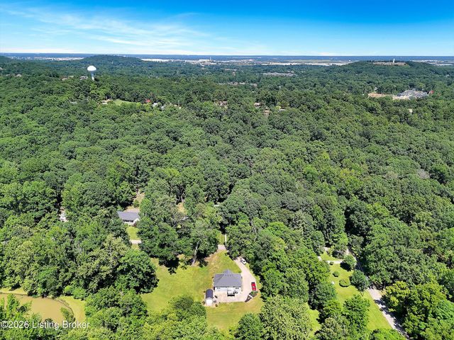 7840 Whipperwill Rd, Louisville, KY 40214