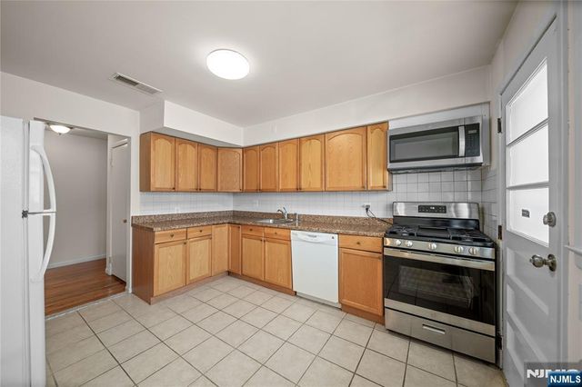 2 Henry Street, Englewood Cliffs, NJ 07632