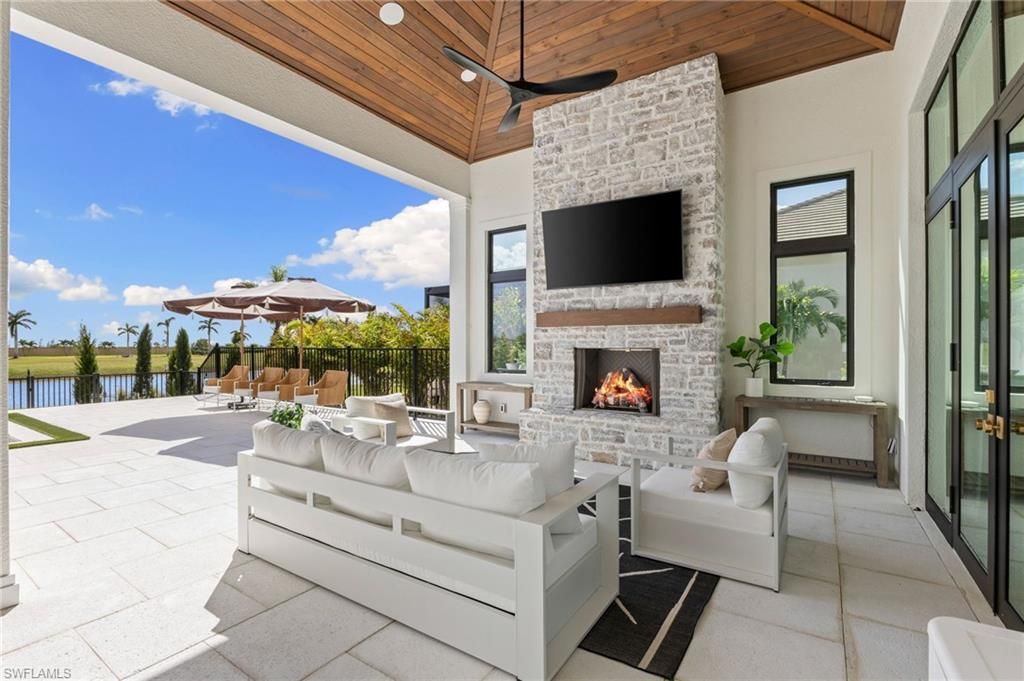 Image 14 of property listing at 898 W Cape Estates CIR, Cape Coral, FL 33993