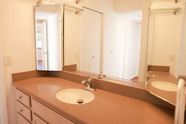428 Lakeview Drive 201, Weston, FL 33326