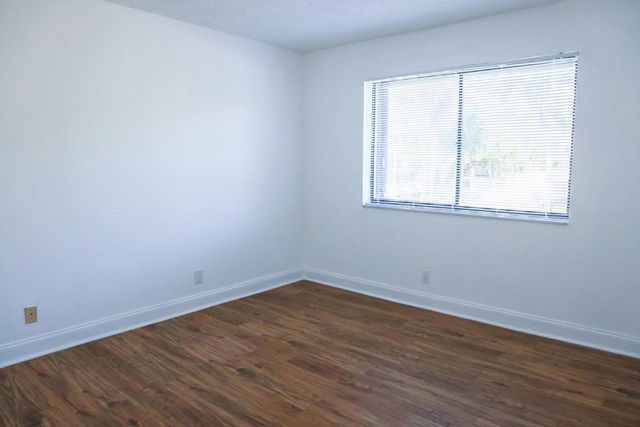 428 Lakeview Drive 201, Weston, FL 33326