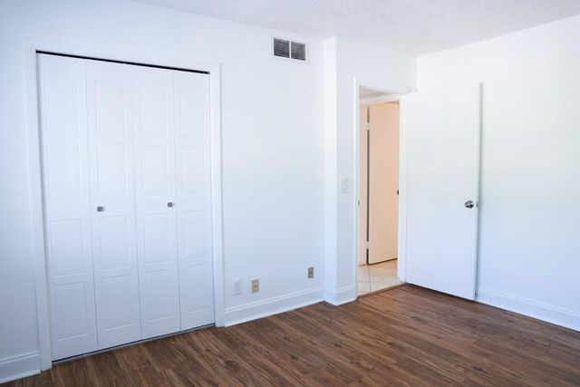 428 Lakeview Drive 201, Weston, FL 33326