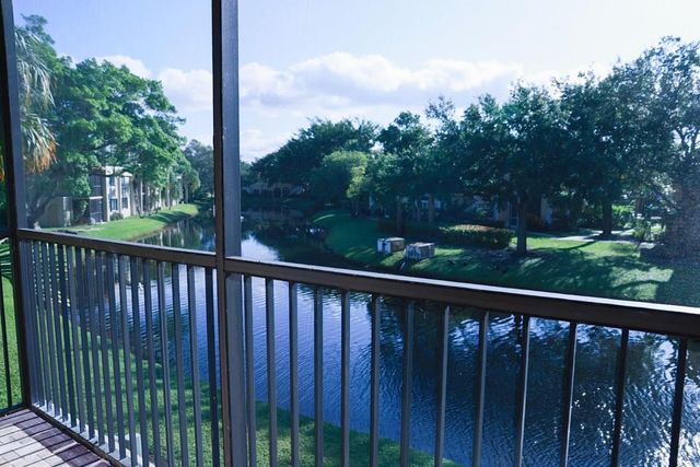 428 Lakeview Drive 201, Weston, FL 33326