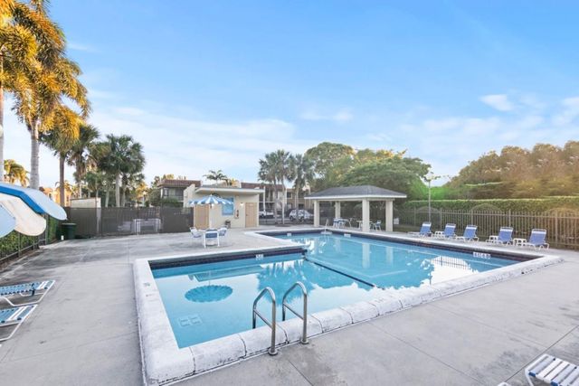 428 Lakeview Drive 201, Weston, FL 33326