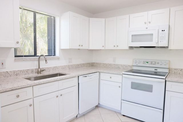 428 Lakeview Drive 201, Weston, FL 33326
