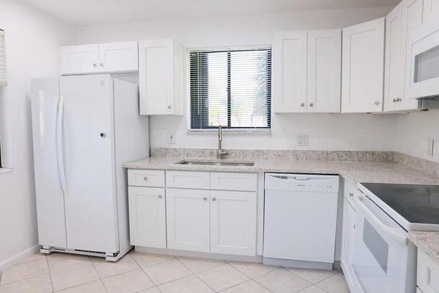 428 Lakeview Drive 201, Weston, FL 33326