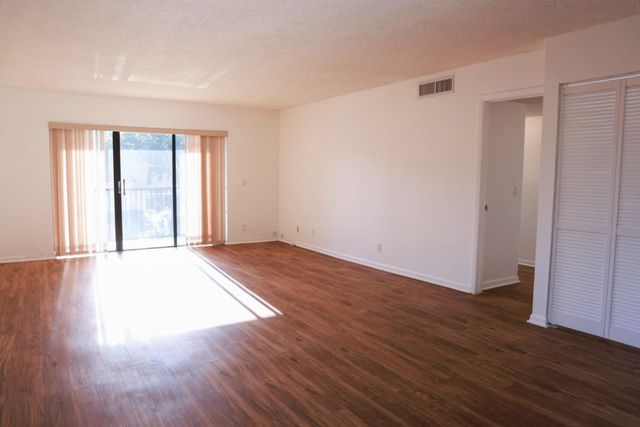 428 Lakeview Drive 201, Weston, FL 33326