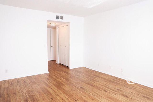 428 Lakeview Drive 201, Weston, FL 33326