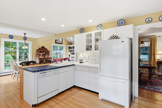 131 Wenonah Rd, Longmeadow, MA 01106