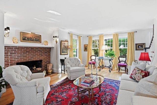 131 Wenonah Rd, Longmeadow, MA 01106