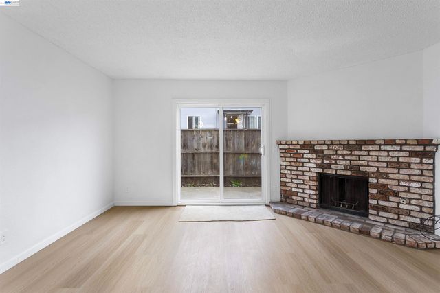 10401 Shaw St 401, Oakland, CA 94605
