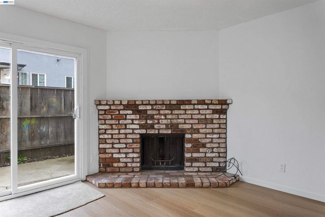 10401 Shaw St 401, Oakland, CA 94605