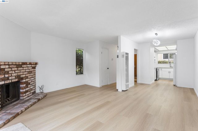 10401 Shaw St 401, Oakland, CA 94605