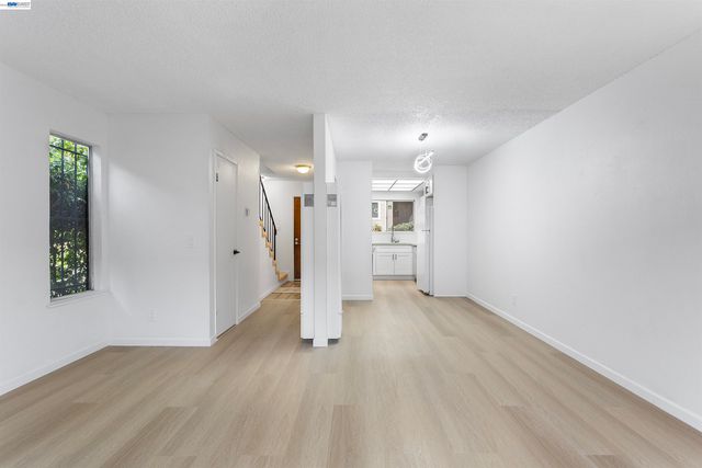 10401 Shaw St 401, Oakland, CA 94605