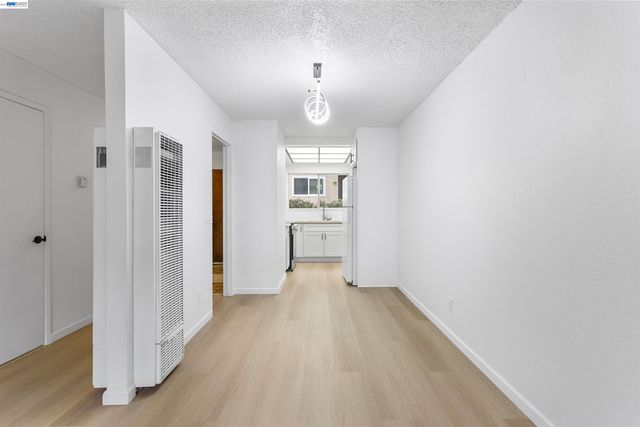 10401 Shaw St 401, Oakland, CA 94605