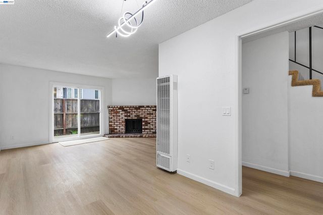 10401 Shaw St 401, Oakland, CA 94605