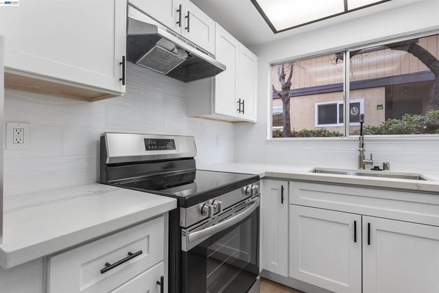 10401 Shaw St 401, Oakland, CA 94605