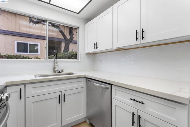 10401 Shaw St 401, Oakland, CA 94605
