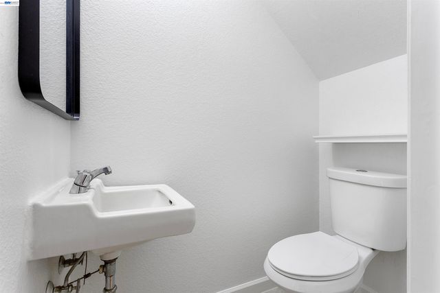10401 Shaw St 401, Oakland, CA 94605