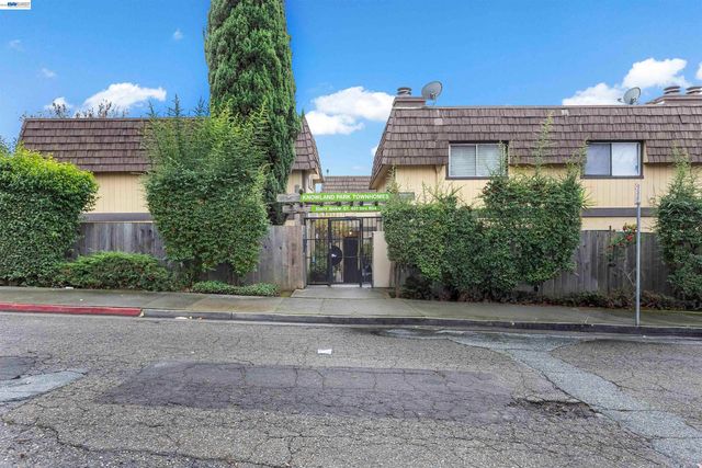 10401 Shaw St 401, Oakland, CA 94605