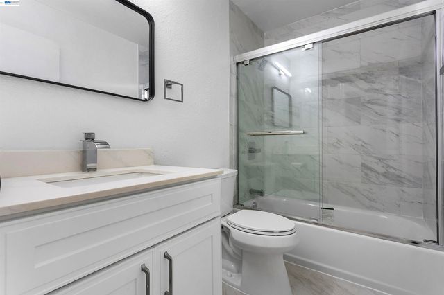 10401 Shaw St 401, Oakland, CA 94605