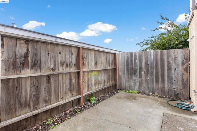 10401 Shaw St 401, Oakland, CA 94605