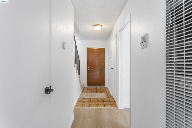 10401 Shaw St 401, Oakland, CA 94605