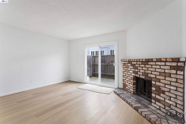 10401 Shaw St 401, Oakland, CA 94605