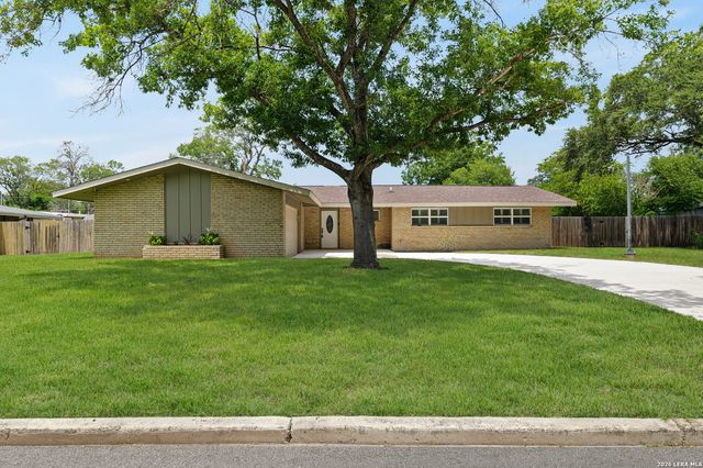 225 Cloudmont, Windcrest, TX 78239