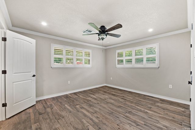 225 Cloudmont, Windcrest, TX 78239