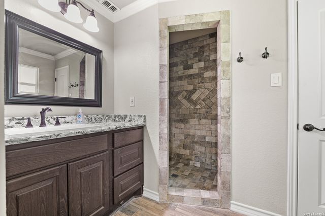 225 Cloudmont, Windcrest, TX 78239