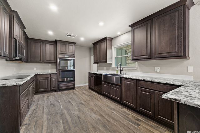 225 Cloudmont, Windcrest, TX 78239