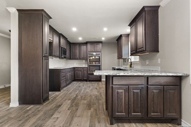 225 Cloudmont, Windcrest, TX 78239