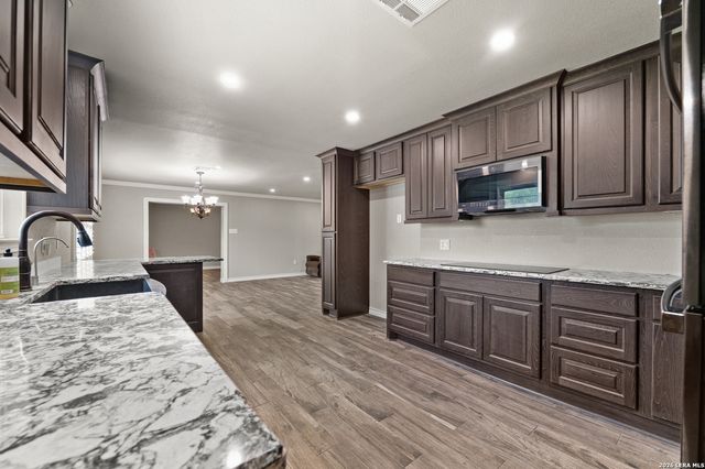 225 Cloudmont, Windcrest, TX 78239