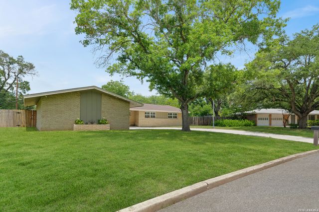 225 Cloudmont, Windcrest, TX 78239