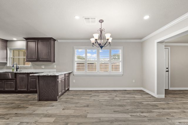 225 Cloudmont, Windcrest, TX 78239