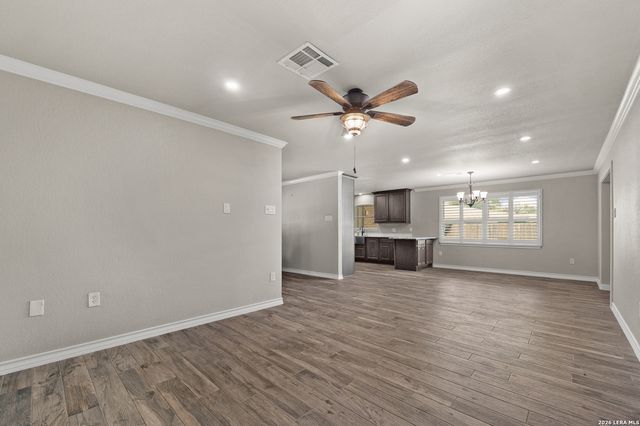 225 Cloudmont, Windcrest, TX 78239
