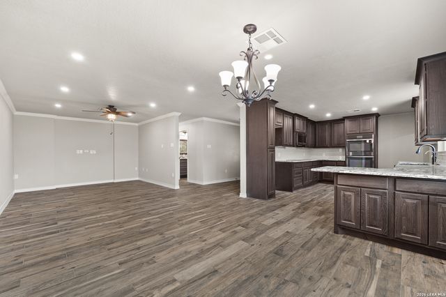 225 Cloudmont, Windcrest, TX 78239