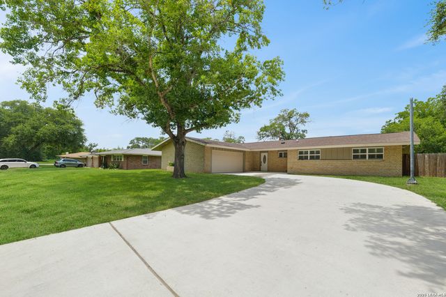 225 Cloudmont, Windcrest, TX 78239